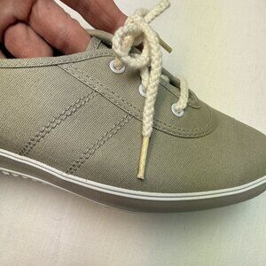 GRASS HOPPERS WOMENS SIZE 8 1/2 SKIFF CANVAS LIGHT KHAKI CASUAL CLASSIC SNEAKER